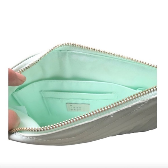 Women’s A New Day Elegant Mint Green Quilted Wristlet / Clutch NWOT - Picture 3 of 4